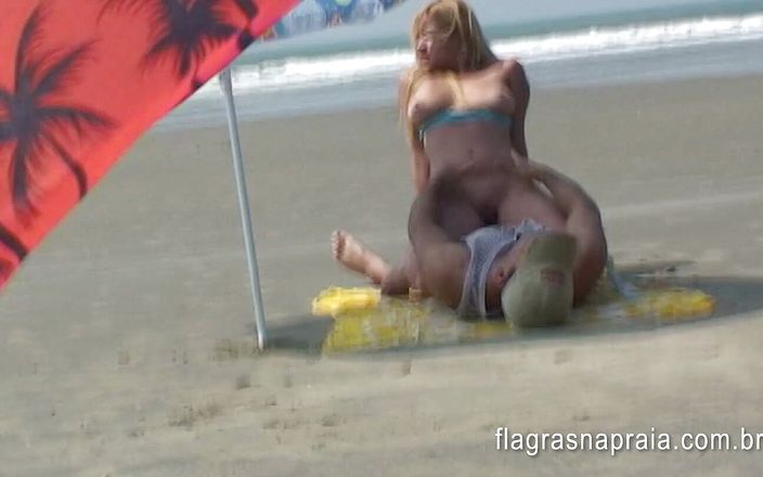 Amateurs videos: Brazilian couple having sex on the empty beach