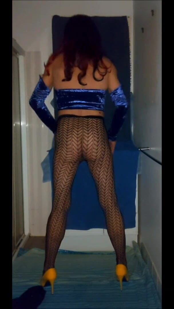 Lizzaali: Velvet top and fishnet pantyhose stroking and flapping my growing...