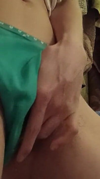 Vor dem unterricht im badezimmer wichs ich meine haarige muschi