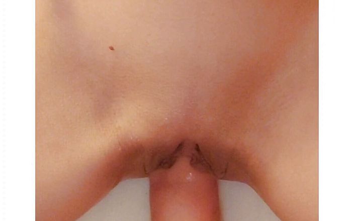 Wet pussy fuck: 18 year old girl fisting up close