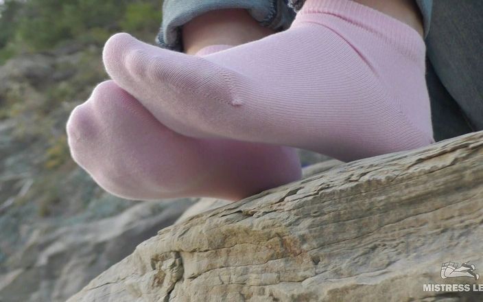 Mistress Legs: Picioare sexy în șosete roz pe malul mării