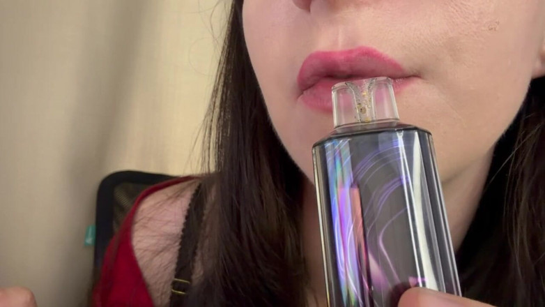 Skinny_lady69: Pipe de vape envoûtante dans ton visage