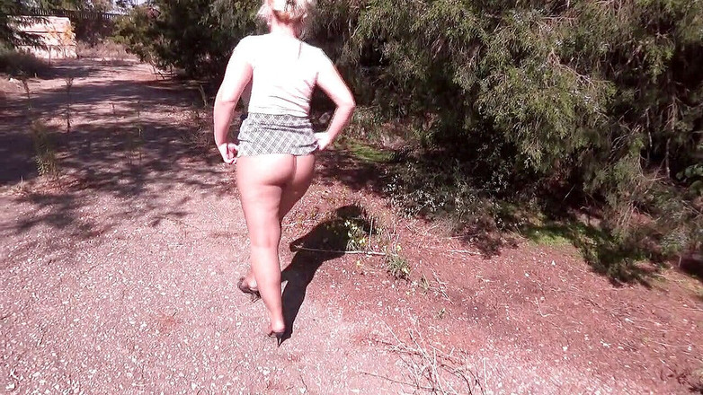 RedRoseRus: 前老师不穿裙子走在老大学附近 2