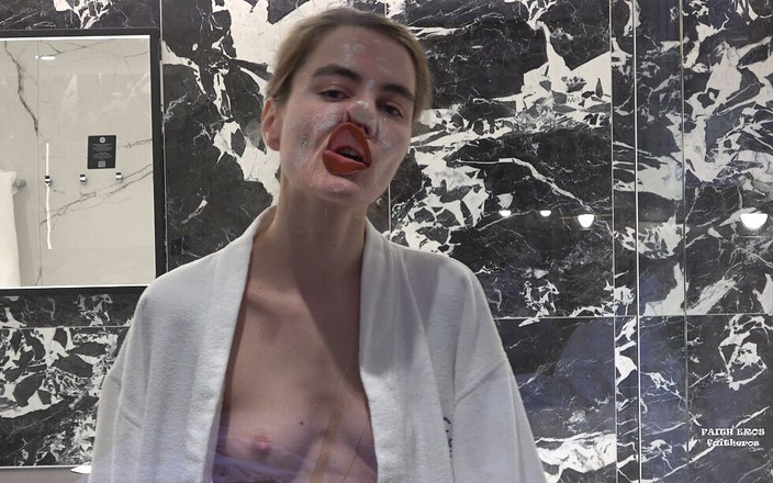 Faith Eros: 18살의 젖탱이를 빠는 18살 소녀