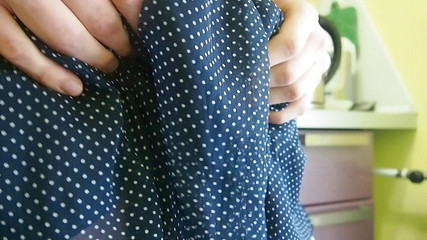 Dirty fantasy: Nadržená nevlastní sestra šuká ve stoje v kuchyni