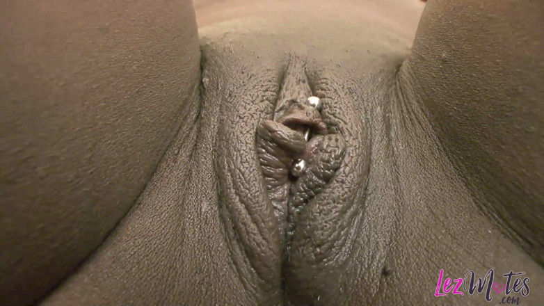 Lez Mates: Dildo raksasa yang kaku membuatkan dua awek merintih kuat