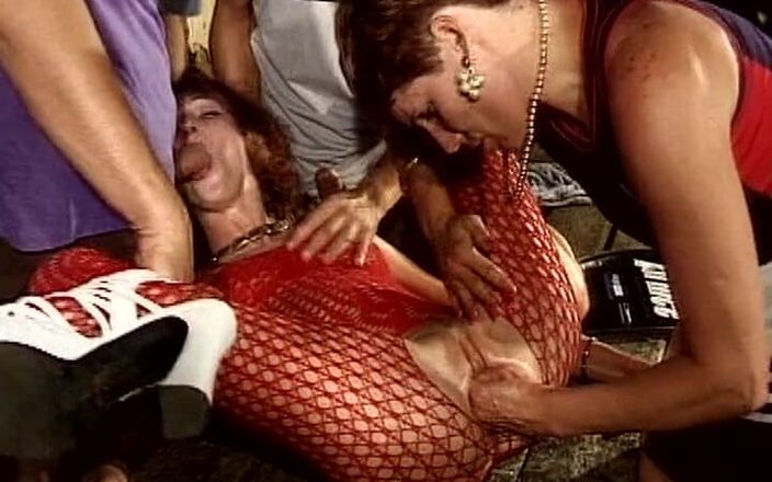 Videos Francaises: Des Françaises suceuses de bites se font baiser dans un...