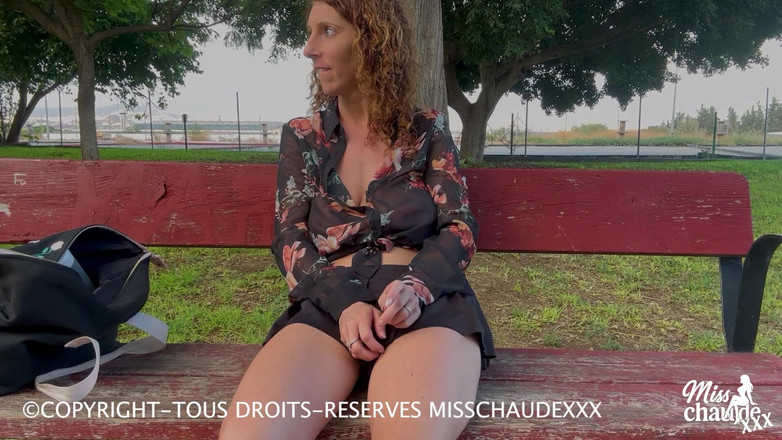 Misschaudexxx: Misschaudexxx, mă satisfac pe o bancă