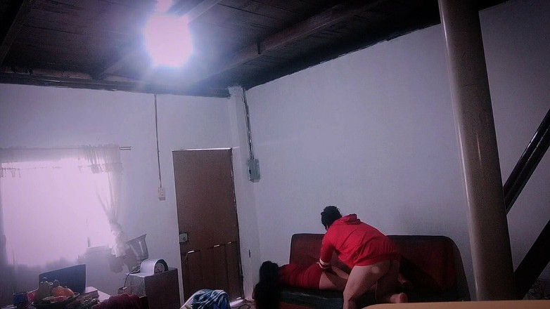 katha: 热辣的委内瑞拉女郎和她的伴侣在沙发上做爱