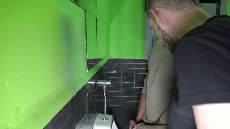 INTERRACIAL BAREBACK SEX: Cadela fodida em bar por latino em linha reta em...