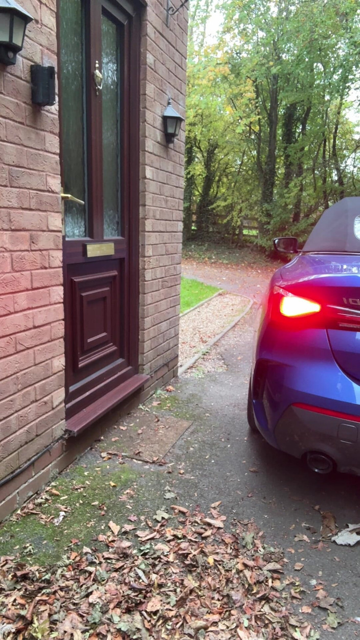 Kellycd2022: Kellycd2022, travesti sexy en collants et talons en résille dorée