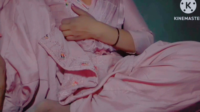 TricolorMusic3: Une belle fille punjabi canon et sexy tient ses seins...