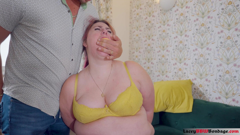 Lacey BBW Bondage: Lacey wird gefangen genommen und erschreckt, an einen stuhl gefesselt...