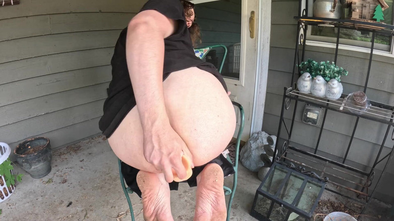 Mr Dimples: 후장 현관으로 나가서 딜도로 따먹어