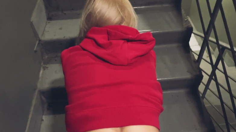 Aleks Sam: Roter Kapuzenpullover, Öffentlich: Auf Den Stufen Gebeugt, Feuchter Hund Im Eingang