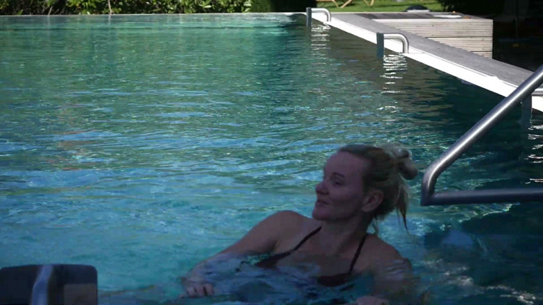 steffigeil: Berenang sedikit di kolam dan bermain dengan aksi cam di...