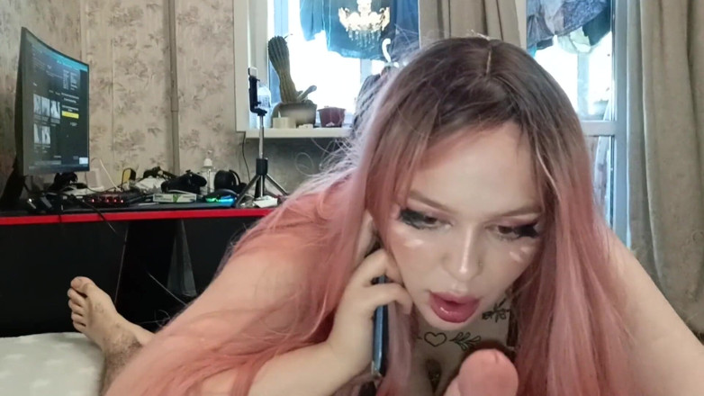Deylamoons: Stepsister pratar i telefon med sin pojkvän medan jag knullar...
