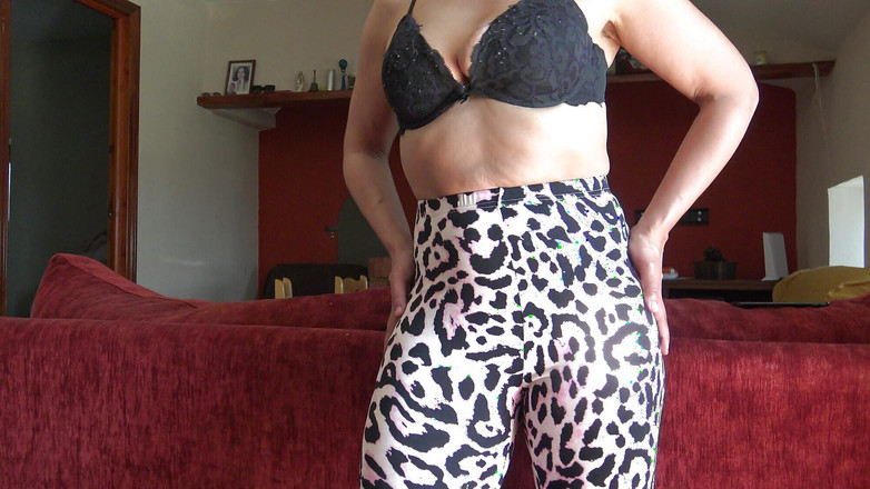 Stepmom Susan: Tante girang sange 55 tahun pamer memeknya yang berbulu