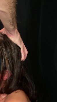 SumisaMiss se arrodilla desnuda y con los ojos vendados y chupa la polla y los culos hasta que se pone un facial