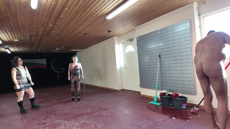 Domina Dark: Pulisce il pavimento con il suo corpo nudo