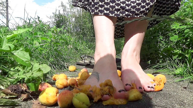 Goddess Misha Goldy: Nakarm cię stopami i palcem! Morele miażdżą na zewnątrz!