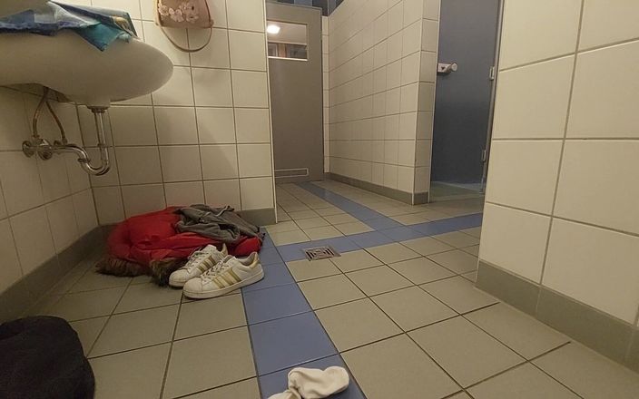 sweetfeet29: Excitée dans les toilettes publiques 1