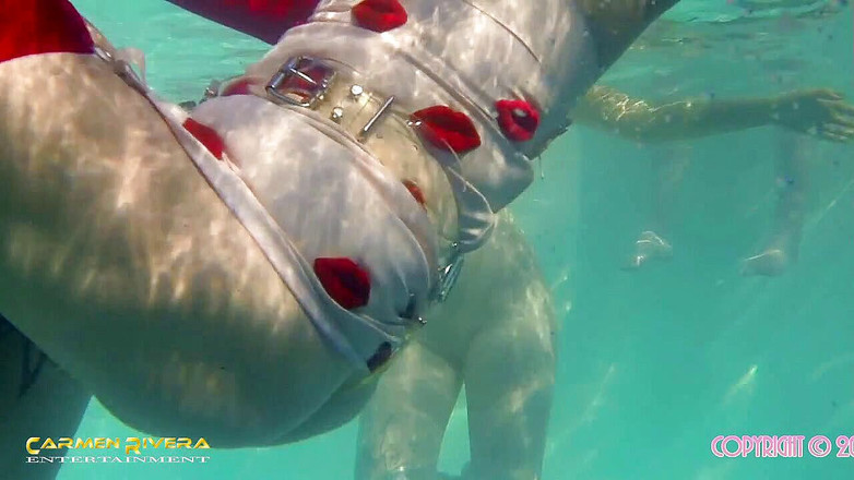 Domina Lady Vampira - SM Studio Femdom Empire: Carmen Rivera ve Lady Vampira kadın egemenliği imparatorluğunda köleleriyle havuz...