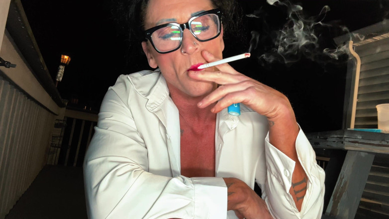 Kandylegsxxx: Smoking MILF Goddess Wants Your Seed