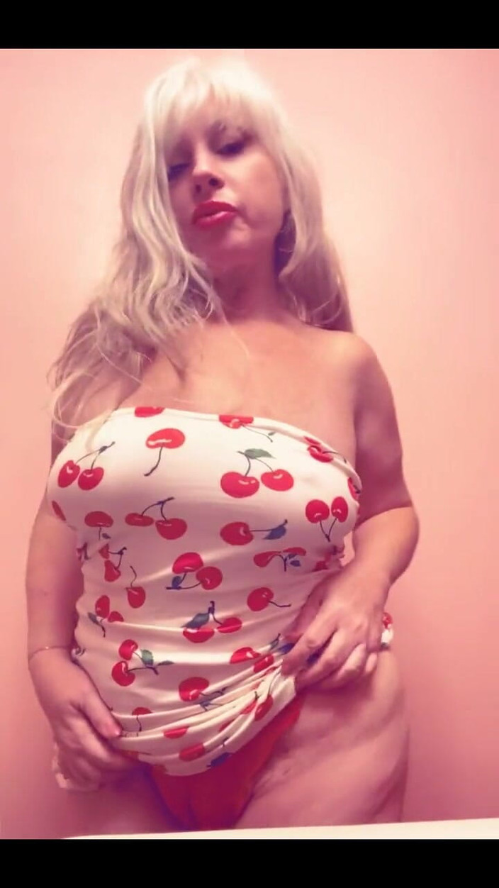 PaintedRose: Niegrzeczna tancerka i wiśnia