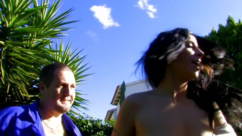 TeenXXX Stories: Daniela Chocolate, brune aux seins naturels, taille une pipe profonde...
