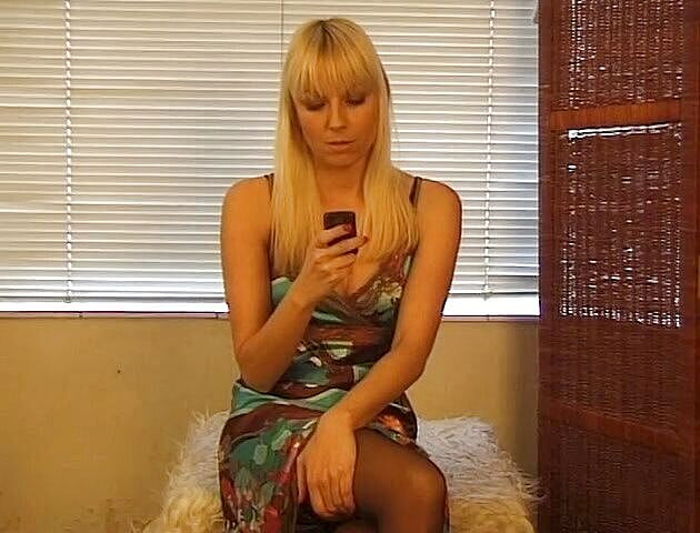 Flash Model Amateurs: Gadis imut rambut pirang lagi ngobrol sambil nelpon sambil mainin...