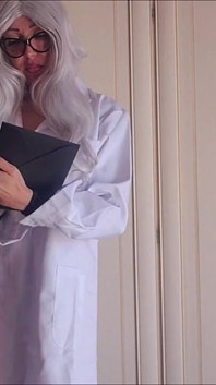 Une doctoresse sexy et sexy revient : examen gynécologique