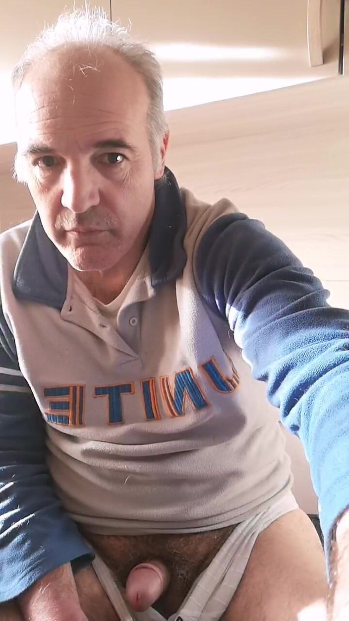 Setesesso7: Eiaculazione dentro la mutandine bianca