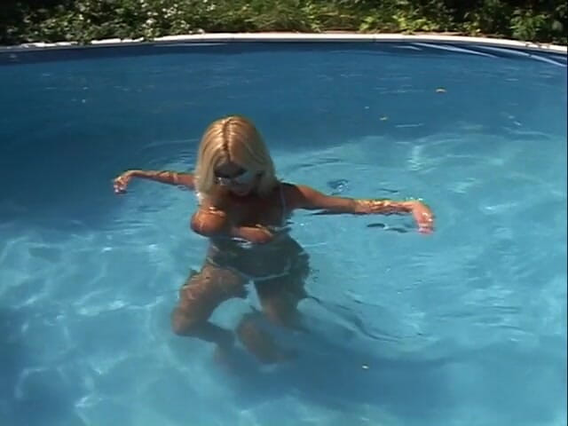 Solo Sex: Busty blonde is masturbating in the garden