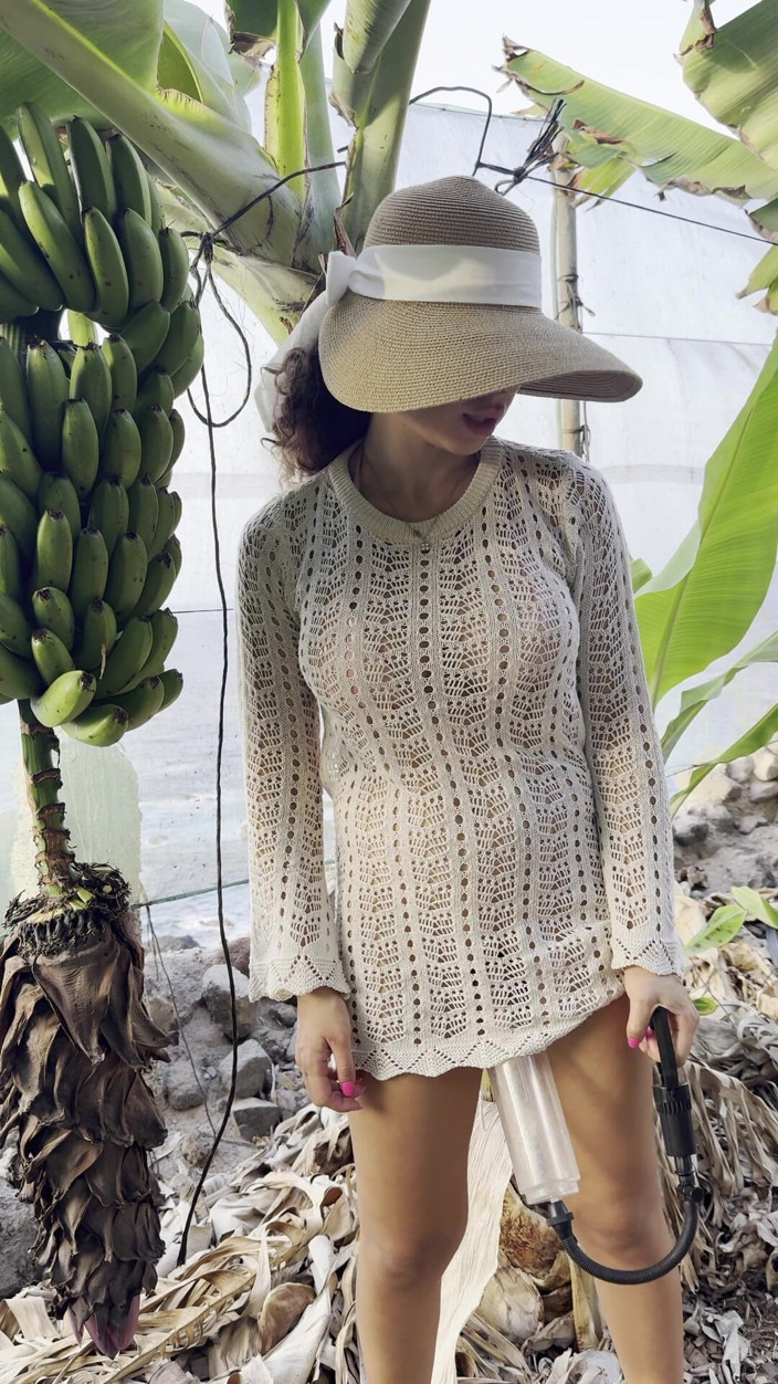 LadyAna: 야외에서 큰 보지 입술로 걷는 소녀