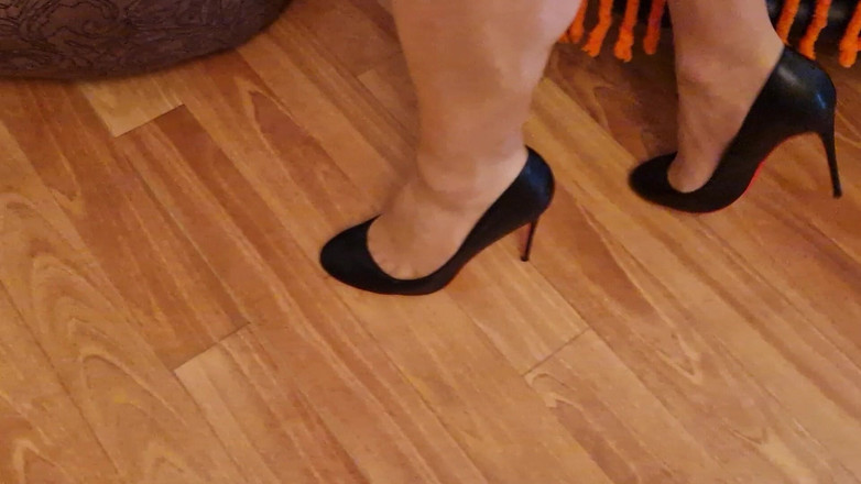 Milosbroz: 在我新买的黑色高跟鞋里练习走路，然后射精