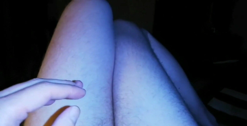 Dirty Talking Guy: 太ももの間でチンポをけいれんさせながら