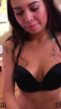 18-letnia azjatycka nastolatka Kat Dior POV połyka sex oralny