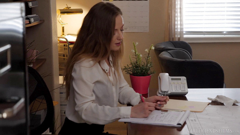 Girlfriends Films: 이혼 사건에서 승리한 후 변호사를 삼키는 Krissy Lynn - GirlfriendsFilms