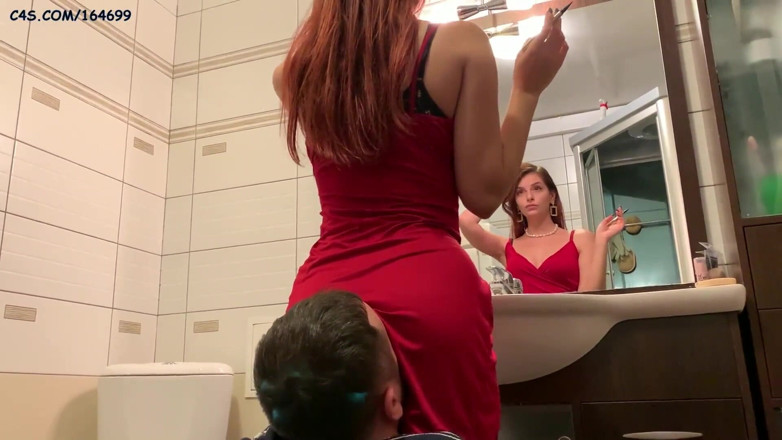 Petite Princesses Femdom: Mistress Sofi w czerwonej sukience używać niewolnika krzesła - ignorować siadanie...