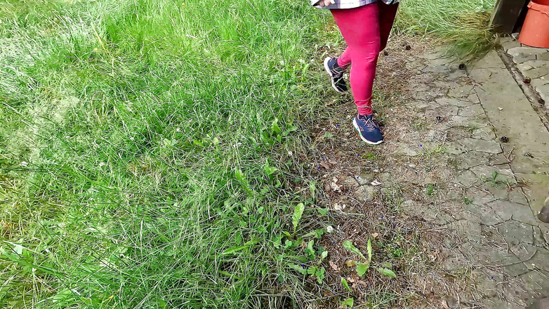 Bouncy Tits Action: Прохаживаю с зажимами на киску через лес