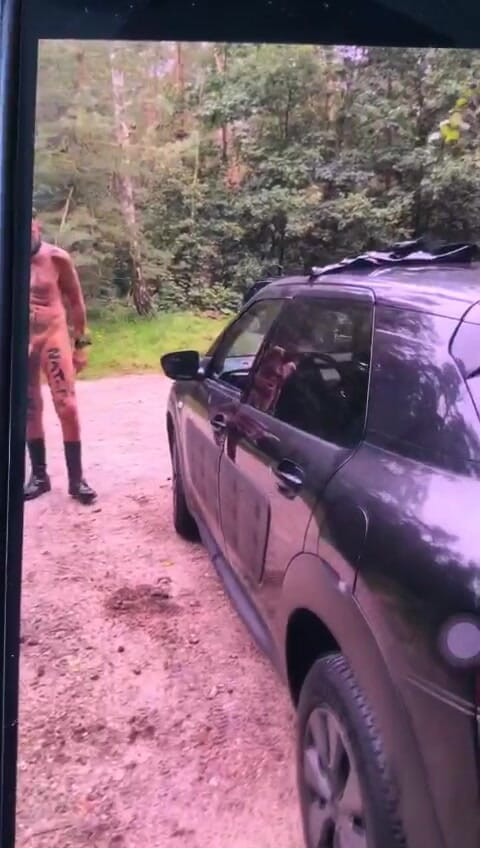 Benb Studio: सजा के रूप में एक पेड़ से बांधा