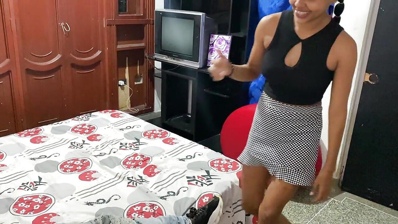 THELOVING1: Min styvbror kommer stressad från jobbet och jag gör honom...