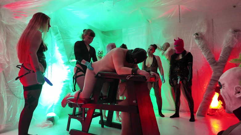 Domina Dark: O marido é usado no cu por seus amigos da esposa