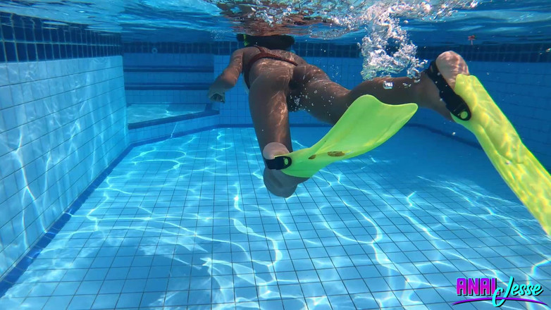 Jesse Thai: La teen asiatica nuota e fa snorkeling con un plug...
