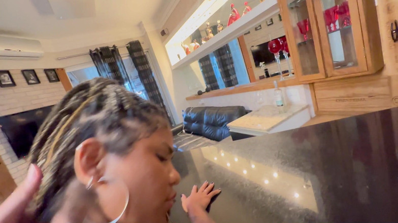 Dom Igor: Une ado sexy folle de bite au club.