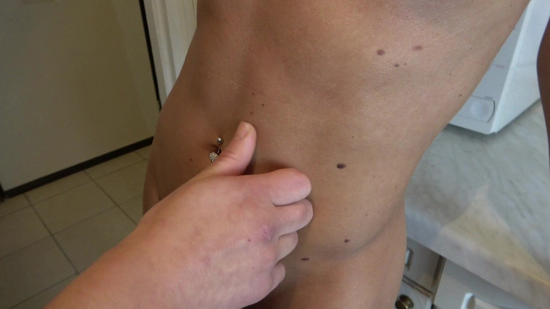 Nikky Thorne: Lesbiche sexy si divertono a baciare la pancia preliminari in...