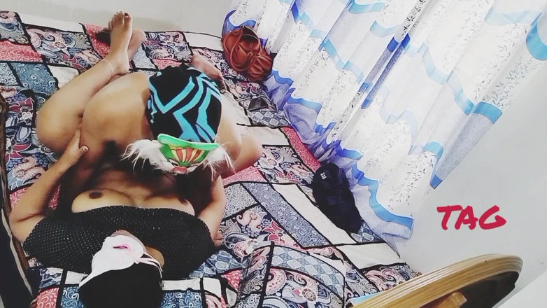 Teensex: Une petite amie à gros cul accepte de partager un lit...