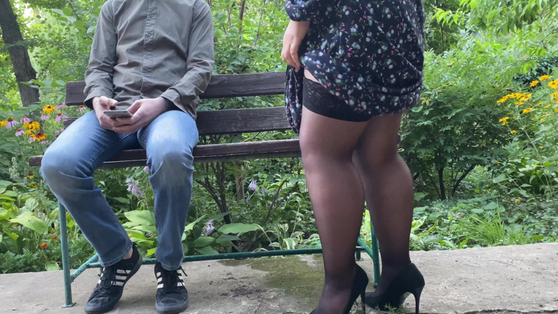 OurFetishLife: Muhteşem götlü orta yaşlı seksi kadın açık havada altın duş...