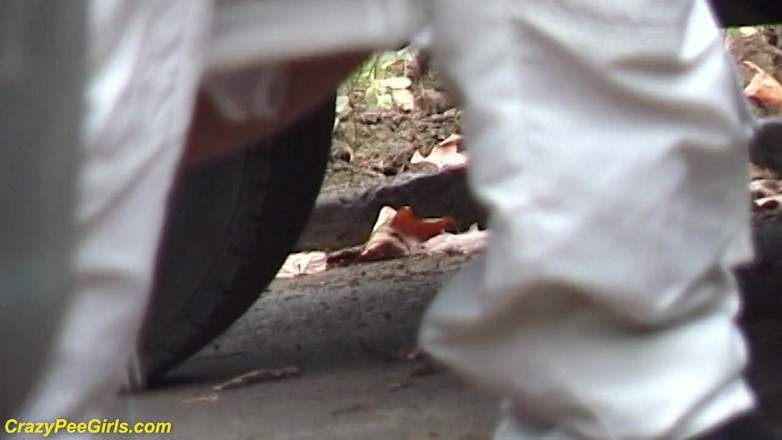 Crazy pee girls: Girl peeing between the cars